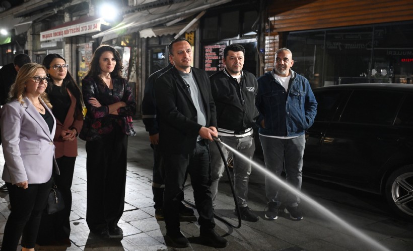 Tarihi Bornova Çarşısı’nda gece temizlik mesaisi