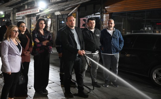 Tarihi Bornova Çarşısı’nda gece temizlik mesaisi