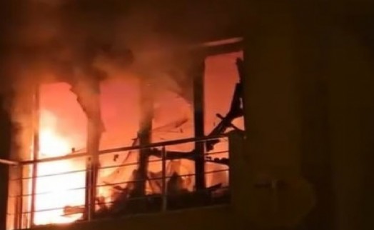 Tatil beldesindeki apart daire alev alev yandı: 1 kişi dumandan etkilendi
