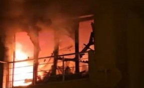Tatil beldesindeki apart daire alev alev yandı: 1 kişi dumandan etkilendi