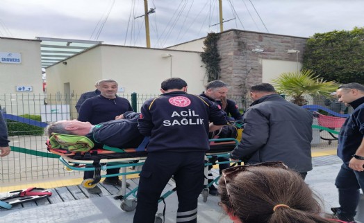 Teknede kalçasını kırdı; Yunan adasından deniz ambulansı ile getirildi