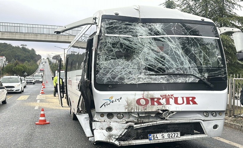 Uşak'ta işçi taşıyan midibüs, servis otobüsüne çarptı; 20 yaralı