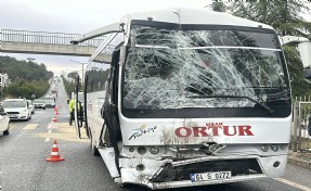 Uşak'ta işçi taşıyan midibüs, servis otobüsüne çarptı; 20 yaralı