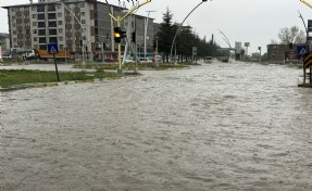Uşak'ta sağanak; cadde ve sokaklar göle döndü