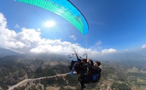 Yamaç paraşütüyle uçarken saç tıraşı yaptı