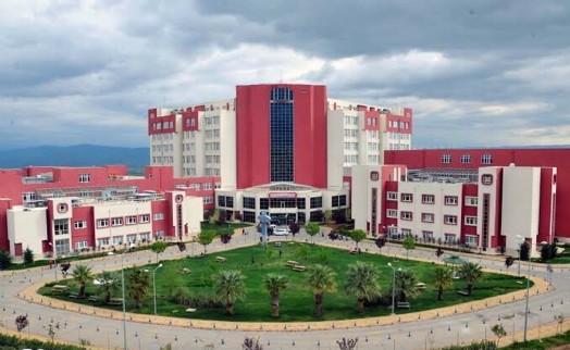 'Bıçak parası' aldığı öne sürülen profesör ile sekreteri adli kontrolle serbest