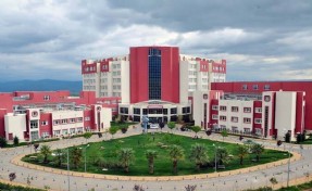 'Bıçak parası' aldığı öne sürülen profesör ile sekreteri adli kontrolle serbest