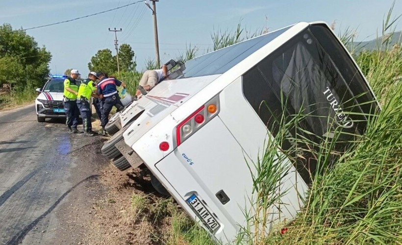 Turistleri taşıyan midibüs devrildi: 1 yaralı