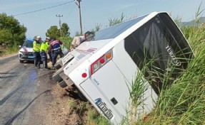 Turistleri taşıyan midibüs devrildi: 1 yaralı