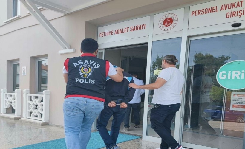 AK Parti İlçe Başkanlığı'na taşla saldıran şüpheli tutuklandı