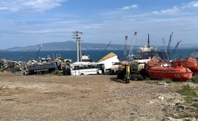 Aliağa Belediyesi harekete geçti: Tonlarca tehlikeli atık etrafa saçıldı