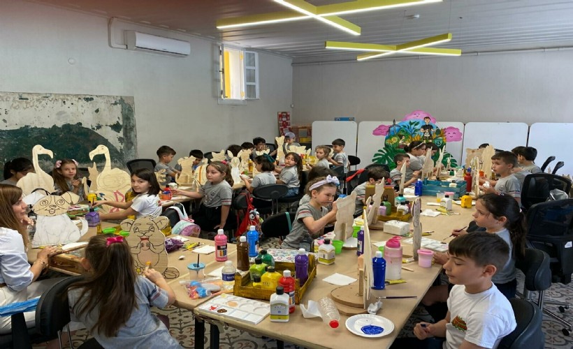 Atık malzemeleri sanata dönüştüren sergi ve atölye