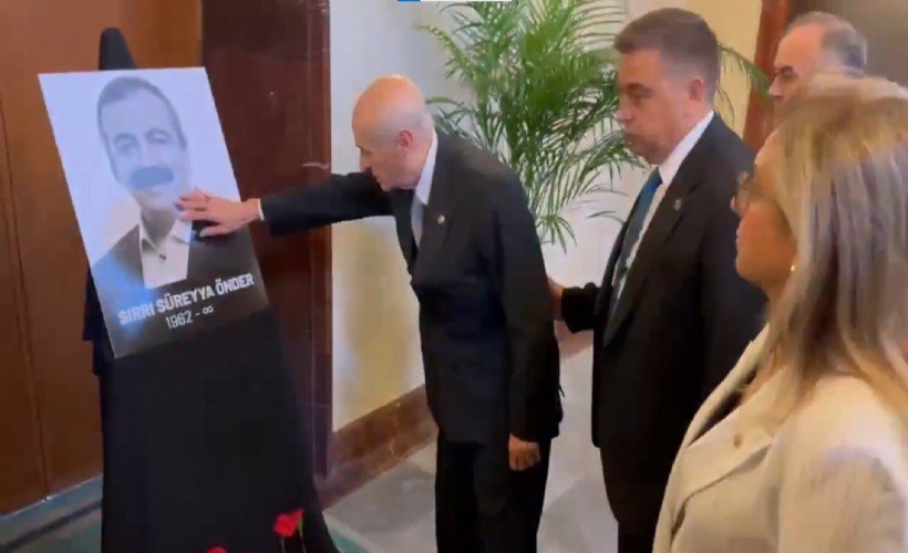 Bahçeli, Sırrı Süreyya Önder'in fotoğrafını severken görüntülendi: DEM Parti heyetine başsağlığı diledi