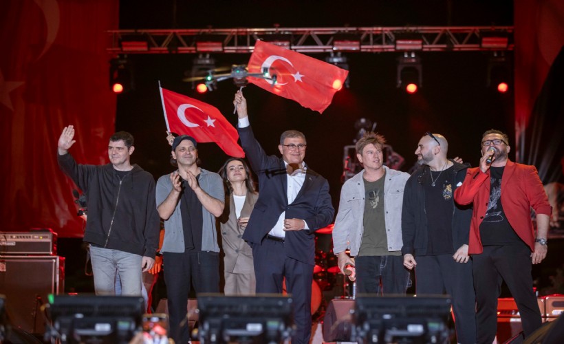 Başkan Tugay Duman konserine katıldı: Gençlerin daha iyi bir ülkeye kavuşması için çalışacağız