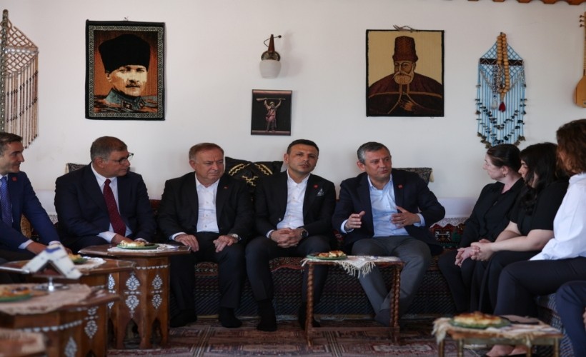 Başkan Tugay, İstanbul'da CHP Genel Başkanı Özgür Özel ile bir araya geldi