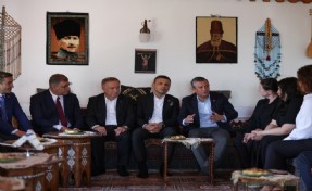 Başkan Tugay, İstanbul'da CHP Genel Başkanı Özgür Özel ile bir araya geldi