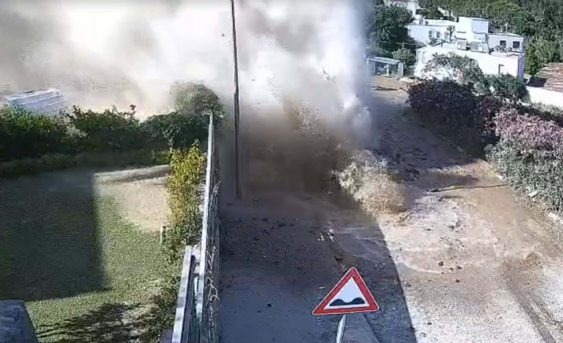 Bodrum'da ana isale patladı: 9 evi su bastı, 2 otomobil hasar gördü; o anlar kamerada