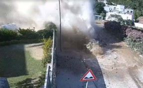Bodrum'da ana isale patladı: 9 evi su bastı, 2 otomobil hasar gördü; o anlar kamerada