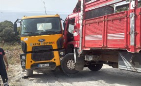 Beton mikseri ile kamyonun arasında sıkışan sürücü feci şekilde can verdi