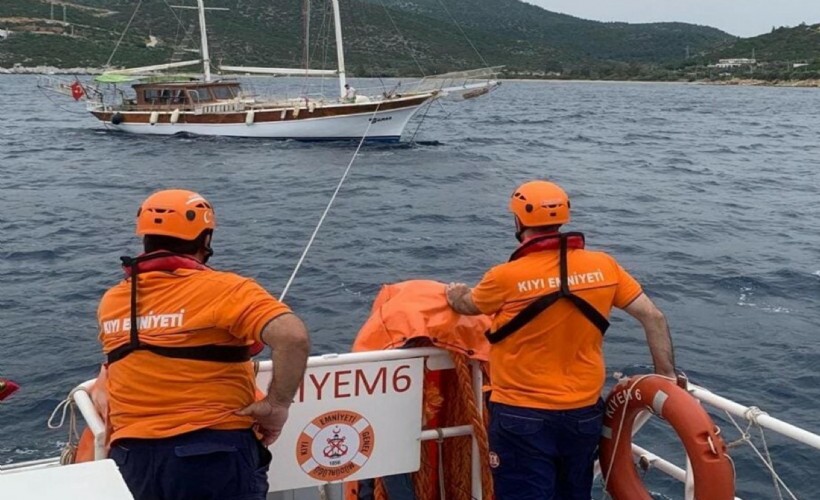 Bodrum'da su alan ve içerisinde 3 kişinin bulunduğu tekne kurtarıldı
