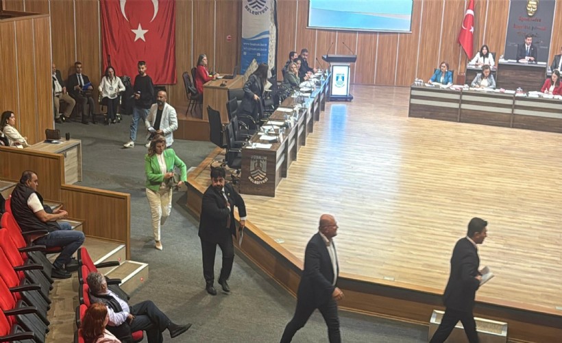 AK Parti meclis üyeleri belediye meclisini terk etti