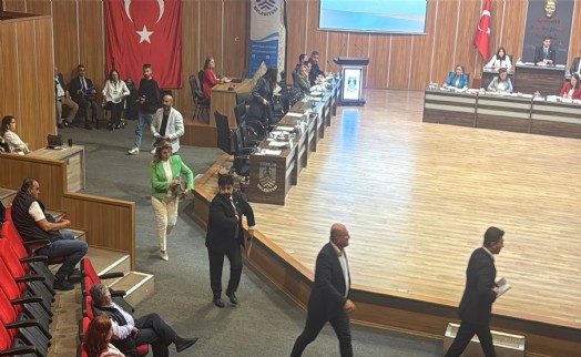 AK Parti meclis üyeleri belediye meclisini terk etti