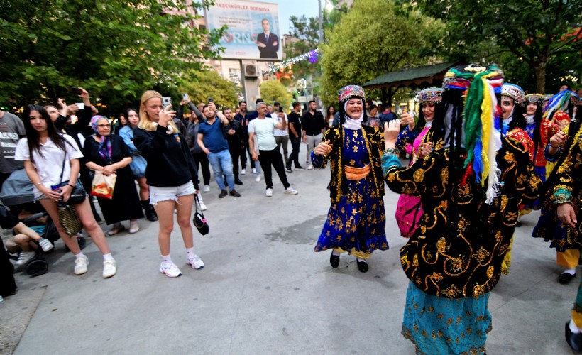 Bornova'da Halk Dansları Festivali sokaklara taştı!