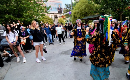 Bornova'da Halk Dansları Festivali sokaklara taştı!