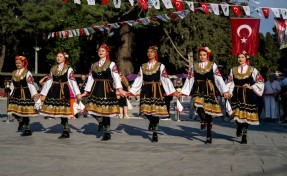 Bornova'nın dört bir yanı ritimle coştu: Bornova Halk Dansları Festivali başladı