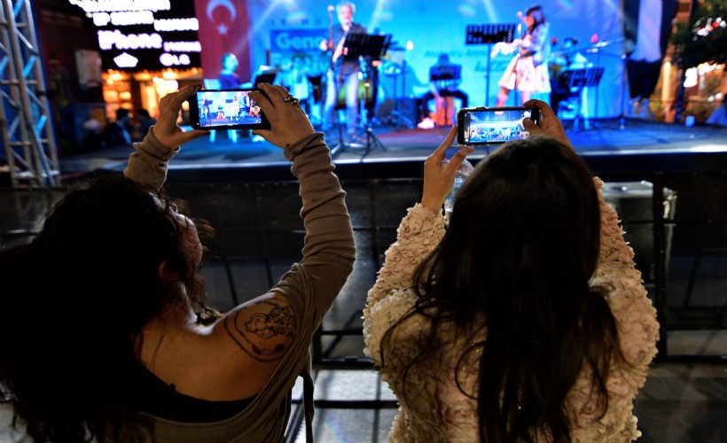 Bornova’da 19 Mayıs coşkusu meydanlara taşıyor: Küçükpark’ta müzik şöleni