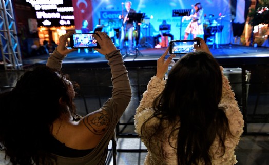 Bornova’da 19 Mayıs coşkusu meydanlara taşıyor: Küçükpark’ta müzik şöleni