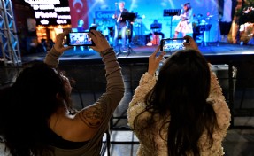 Bornova’da 19 Mayıs coşkusu meydanlara taşıyor: Küçükpark’ta müzik şöleni