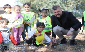 Buca Belediyesi Kızılçullu Tarım Okulu’nda çocuklara tarım eğitimi veriyor