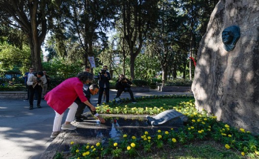 CHP Lideri Özgür Özel Zübeyde Hanım'ın mezarına karanfil bıraktı