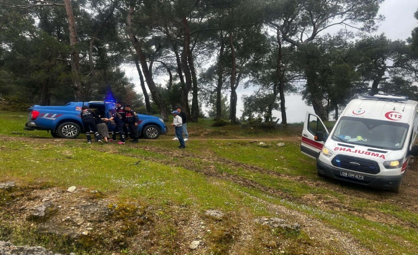 Çamura saplanan hasta taşıyan ambulansı jandarma kurtardı