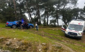 Çamura saplanan hasta taşıyan ambulansı jandarma kurtardı