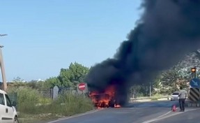 Çarşaf yüklü kamyonet seyir halinde alev aldı!
