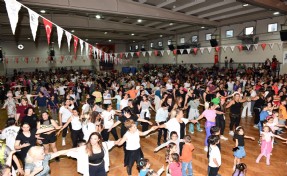 Çiğli’de 19 Mayıs coşkusu dans gösterisiyle zirve yaptı