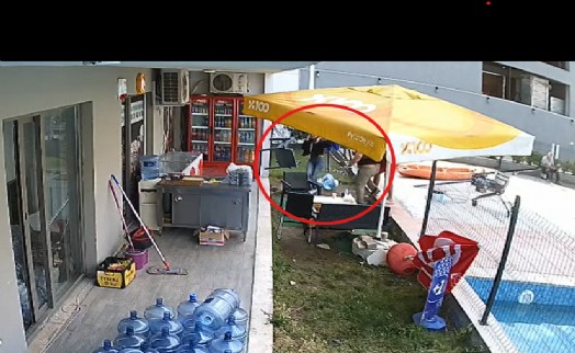 Çiğli’deki Site Bahçesinde saldırı anı kamerlara yansıdı: Genç Kadına Sandalyeli Saldırı!