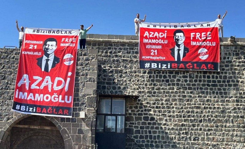 Tarihi surlarda İmamoğlu pankartı açan kişiler gözaltına alındı