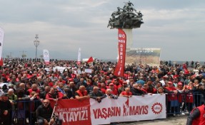 Emekçiler ve CHP’liler Gündoğdu Meydanı’nda; 1 Mayıs'a coşkulu kutlama