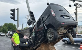 Feci kaza! Sinyalizasyon direğine ok gibi saplandı; 1 ölü, 3 yaralı