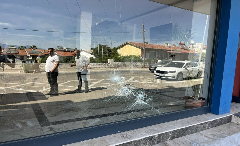Fethiye'de AK Parti binasına taşlı saldırı