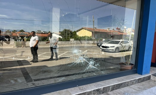 Fethiye'de AK Parti binasına taşlı saldırı