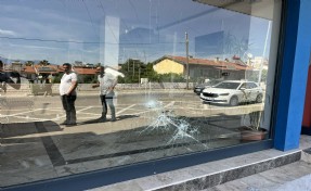 Fethiye'de AK Parti binasına taşlı saldırı