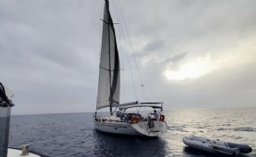 Fethiye'de yelkenli teknede 2 göçmen kaçakçısı ve 33 kaçak göçmen yakalandı