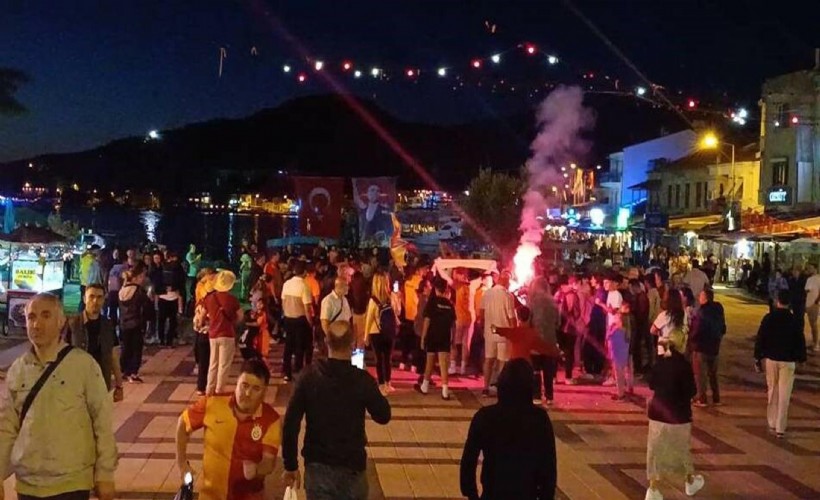 Foça'da Galatasaraylılar şampiyonluğu kutladı