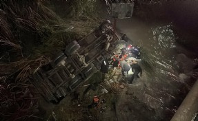Freni boşalan kamyonet, otomobillere çarpıp Eşen Çayı’na uçtu; 2 yaralı