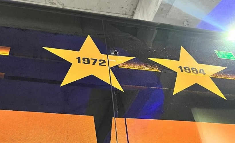 Galatasaray otobüsüne taşlı saldırı
