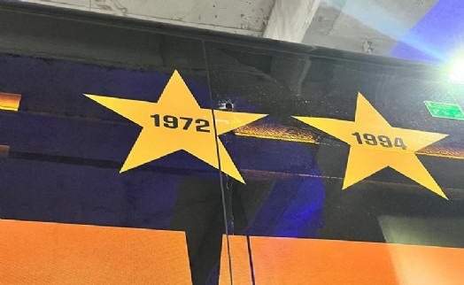 Galatasaray otobüsüne taşlı saldırı